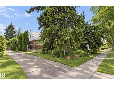 7703 77 AV NW photo 30