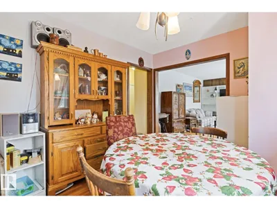 7703 77 AV NW photo 8