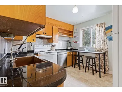 7703 77 AV NW photo 9