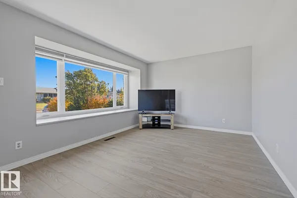 13436 135 ST NW photo 2
