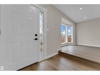 3527 44A AV NW photo 4