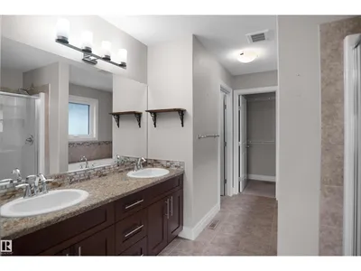 138 HENDERSON LI photo 32