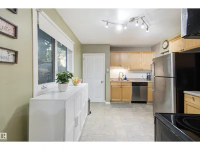 15933 95 AV NW photo 12