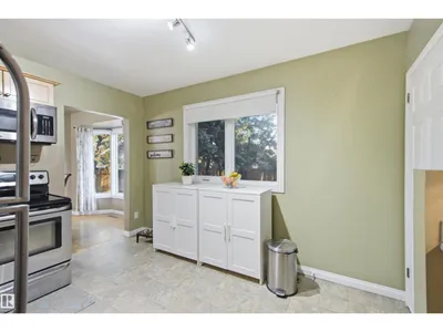 15933 95 AV NW photo 15
