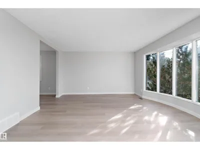 10928 34A AV NW photo 6