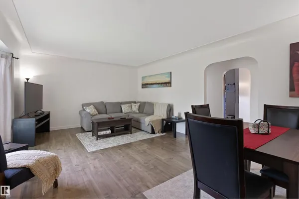 10994 135 ST NW photo 3