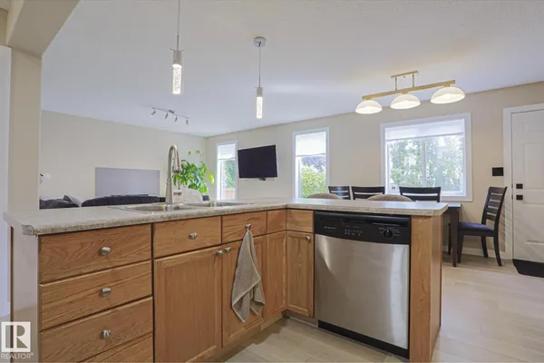 8 Erinwoods PL photo 2