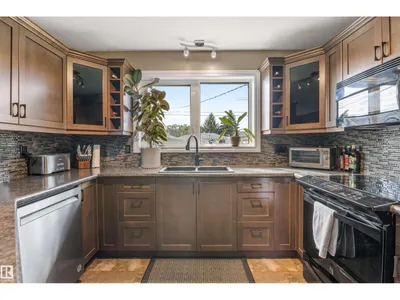 6207 85 AV NW photo 12