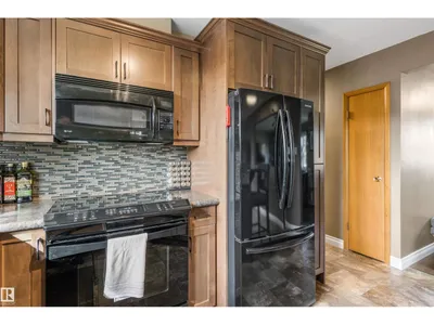 6207 85 AV NW photo 14