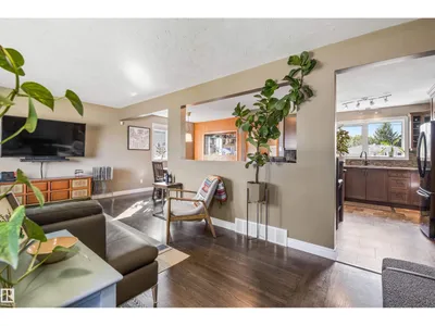 6207 85 AV NW photo 9