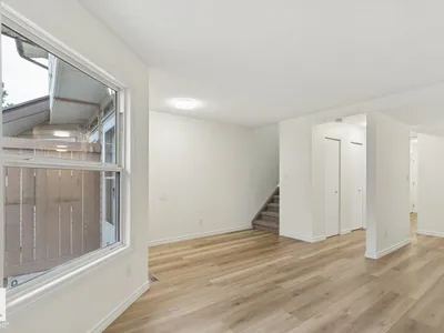 10475 24 AV NW photo 14