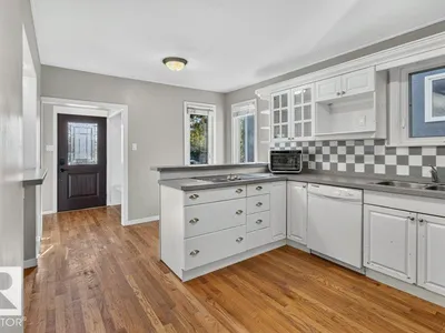 9742 88 AV NW photo 17