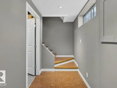 9742 88 AV NW photo 24