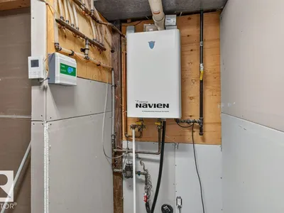 9742 88 AV NW photo 27