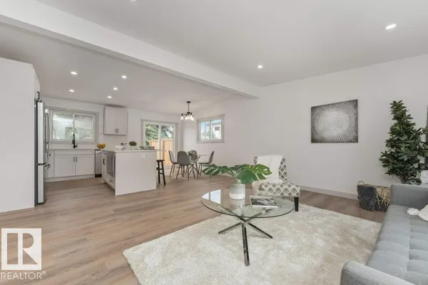 4703 117 ST NW photo 3