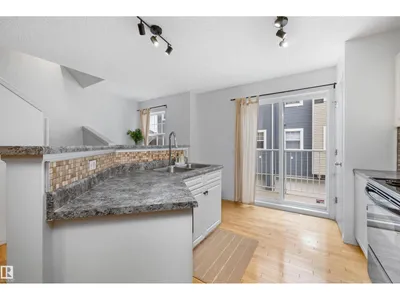 #83 8304 11 AV SW photo 18