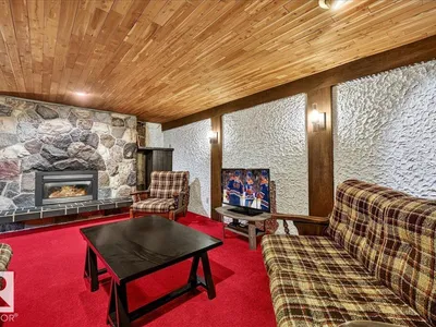 4504 105A AV NW photo 27