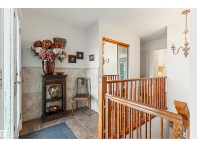 7 QUESNELL CR NW photo 5
