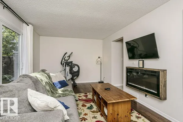 117 WOODSTOCK NW photo 3