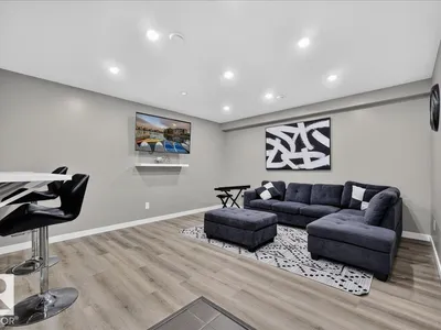 8515 19 AV SW photo 36