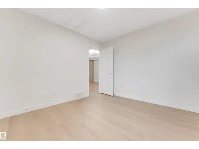 3912 39 AV photo 33