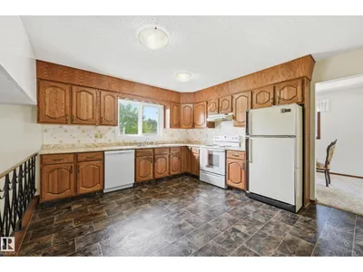 8119 24 AV NW photo 6