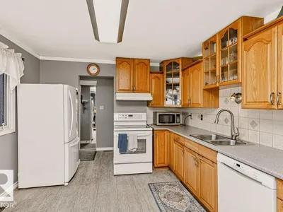 9610 93 AV photo 7