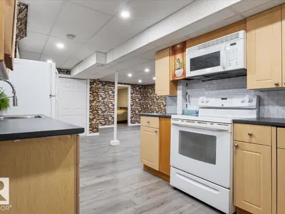 10522 163 ST NW photo 29
