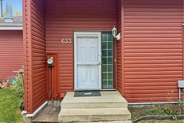 633 Millbourne RD E NW photo 2