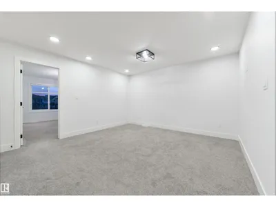 4373 37 ST photo 18