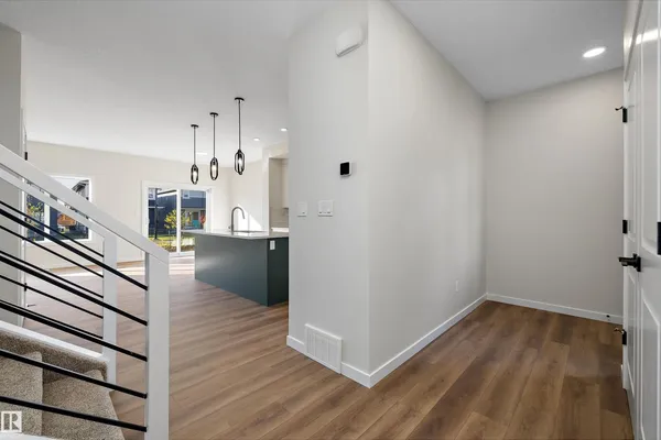 5308 Hawthorn Close SW photo 3