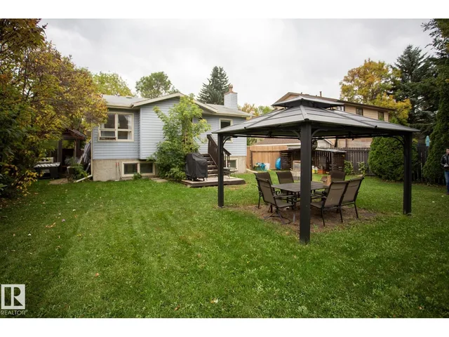 8 ASH CR, St. Albert