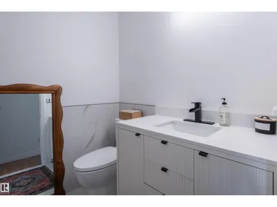 4909 57 AV photo 37