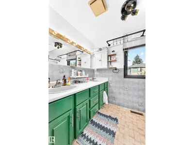 92 HOWSON CR NW photo 39