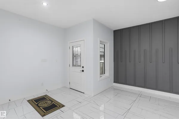 2159 1 AV SW photo 3