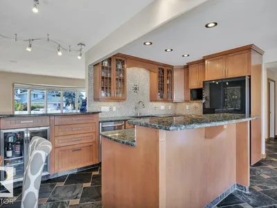 6960 21 AV NW photo 15