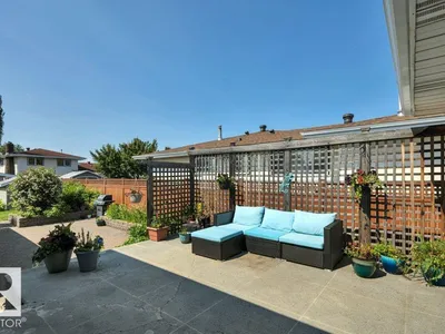 6960 21 AV NW photo 5