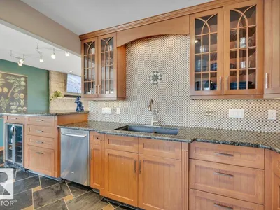 6960 21 AV NW photo 16