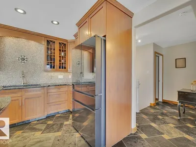 6960 21 AV NW photo 21