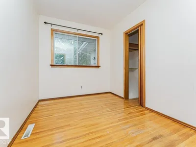 10509 77 ST NW photo 17