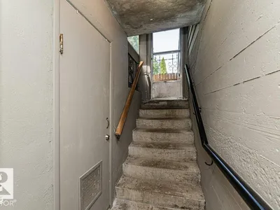 10509 77 ST NW photo 33