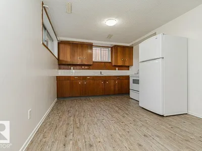10509 77 ST NW photo 35