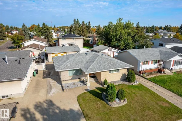 7612 40 AV NW photo 2