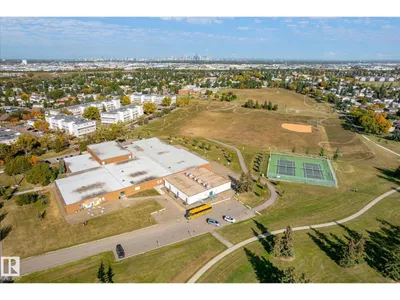 7612 40 AV NW photo 60