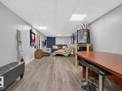 15711 84 AV NW photo 9