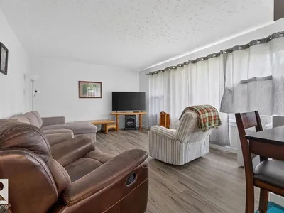 15711 84 AV NW photo 4