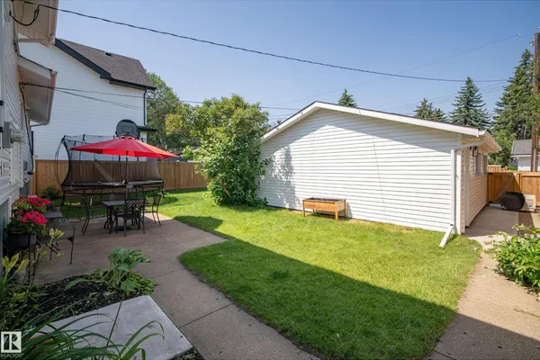 14616 88 AV NW photo 3
