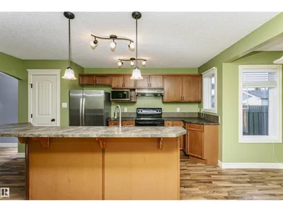 12051 18 AV SW SW photo 10