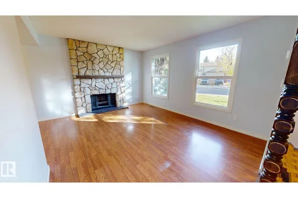 240 HUMBERSTONE RD NW photo 3