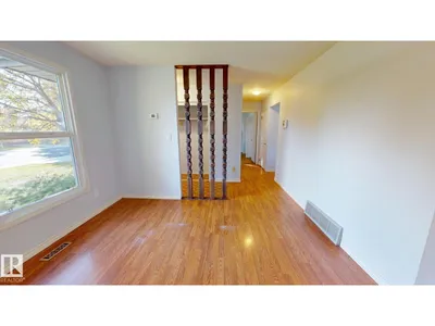 240 HUMBERSTONE RD NW photo 4